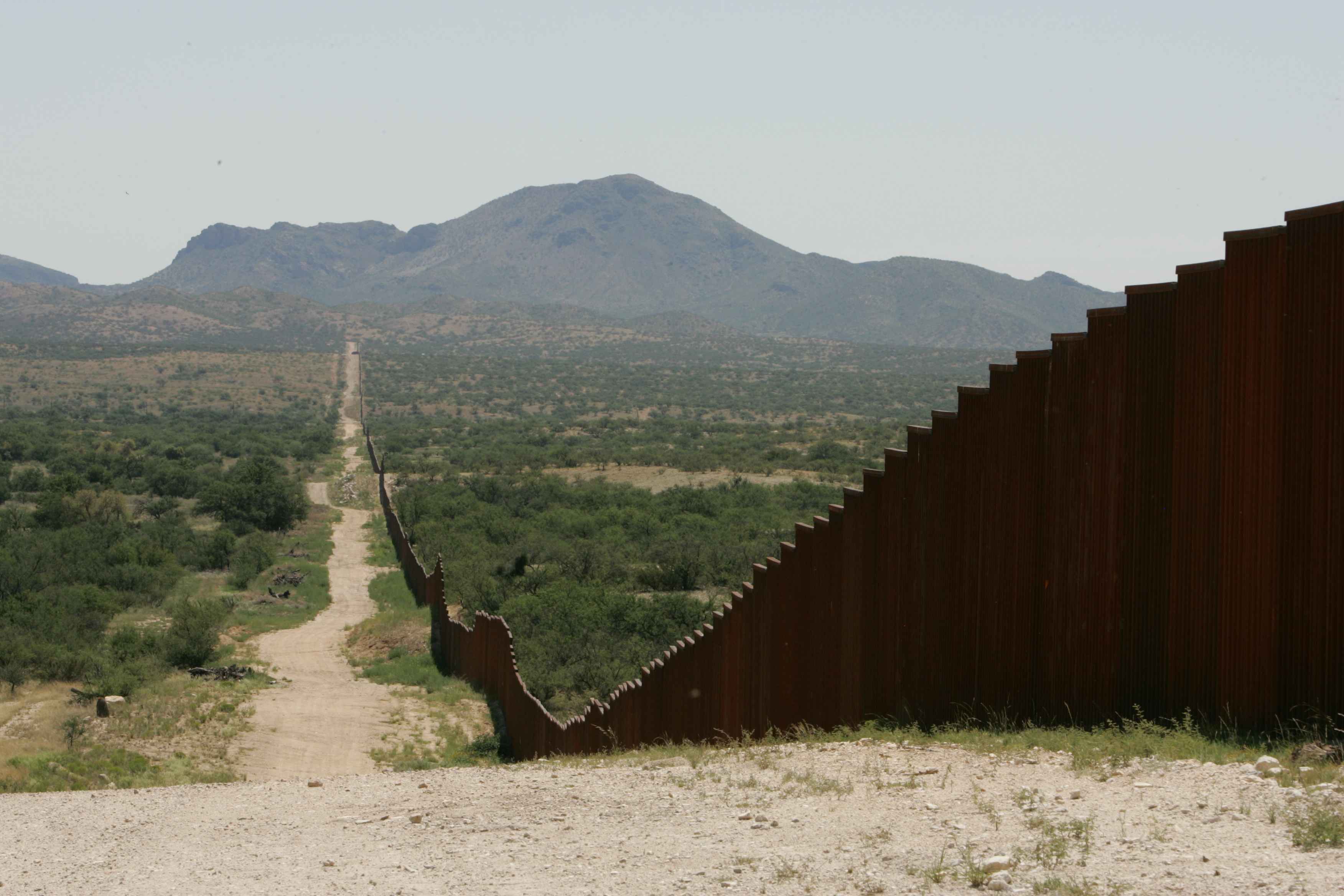 Страна с самой длинной границей. Граница Мексики и США. Ногалес Мексика граница. Американо Мексиканская граница. Стена между Мексикой и США.